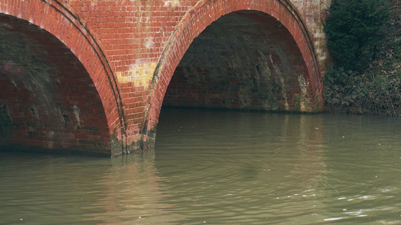 significado de soñar con agua sucia