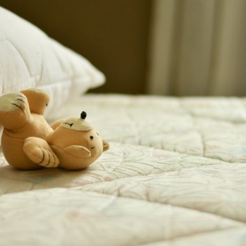 como quitar las manchas amarillas al colchón
