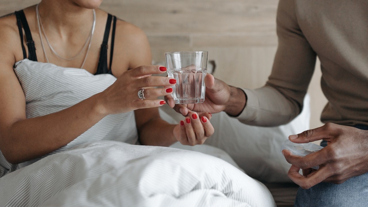 duermes con vaso de agua no la bebas motivos de salud