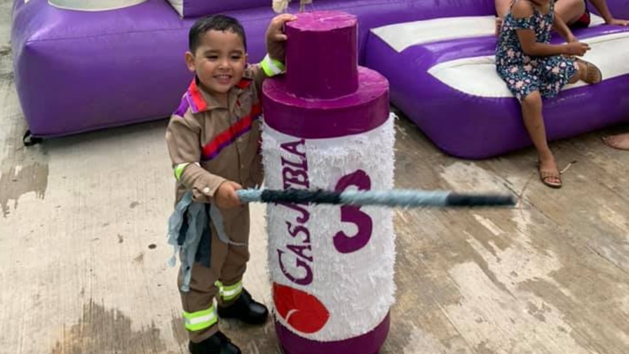 niño celebra su cumpleaños vestido de gasero gas jebla