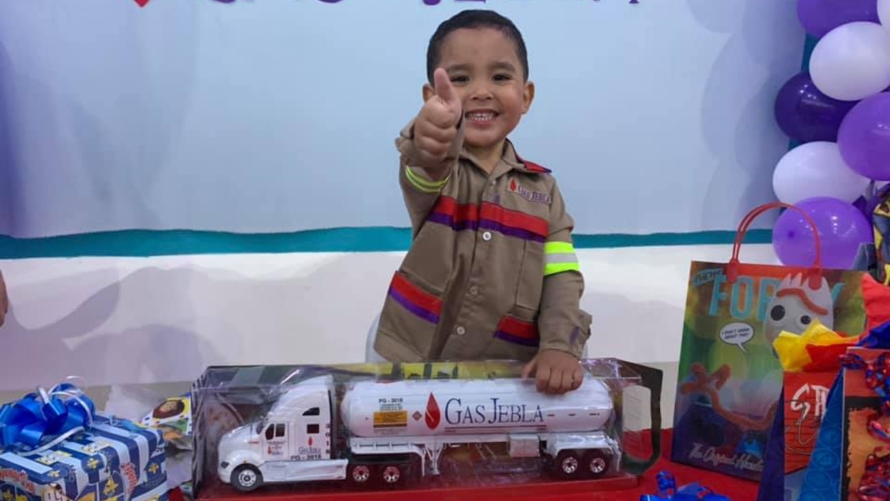 niño celebra su cumpleaños vestido de gasero