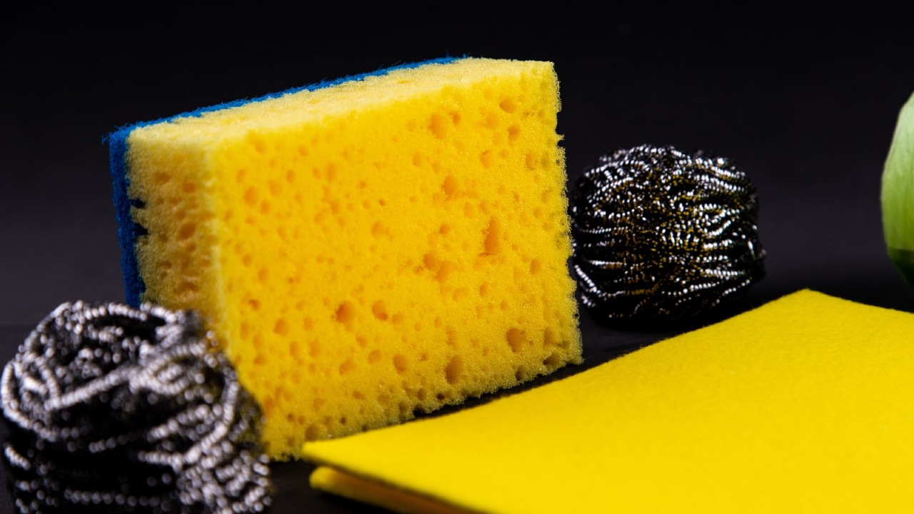 como quitar jabón pegado en el baño consejos efectivos