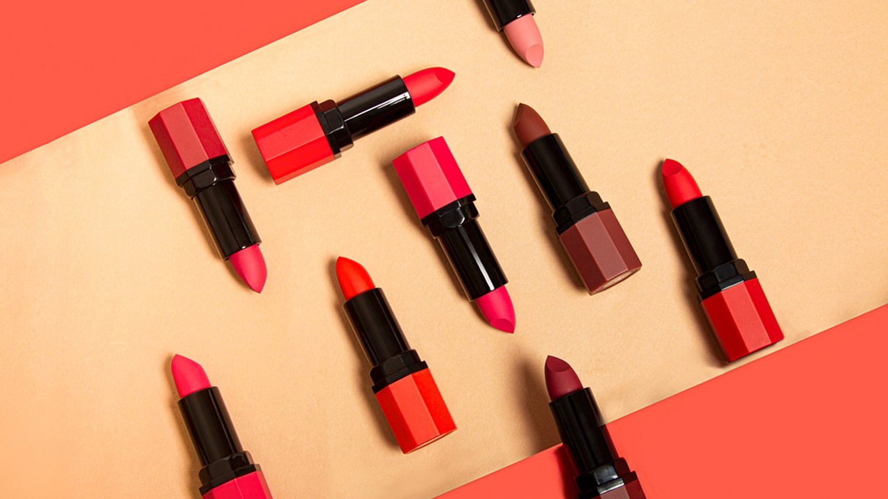 tonos ideales de labiales mate para pieles morenas