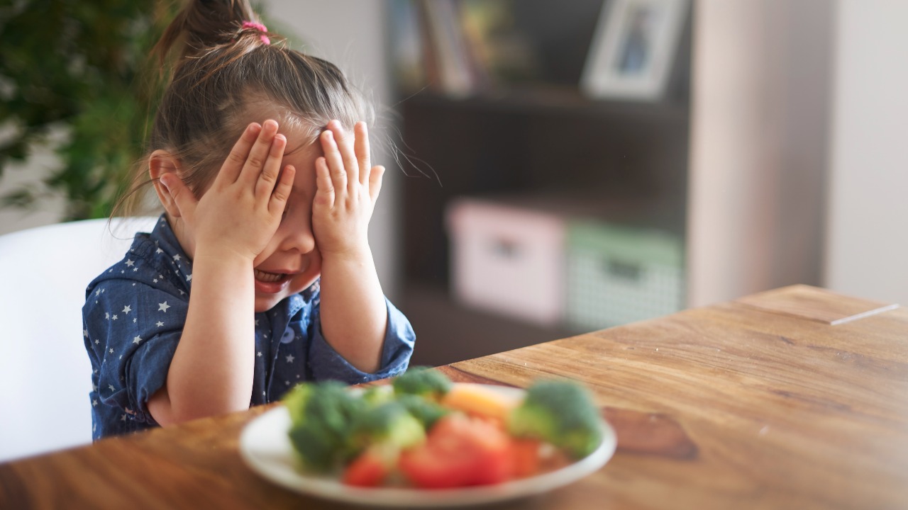 Obligar a tu hijo a terminarse todo lo que hay en su plato síndrome plato vacio