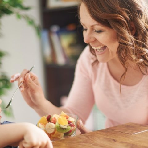 Obligar a tu hijo a terminarse todo lo que hay en su plato daños
