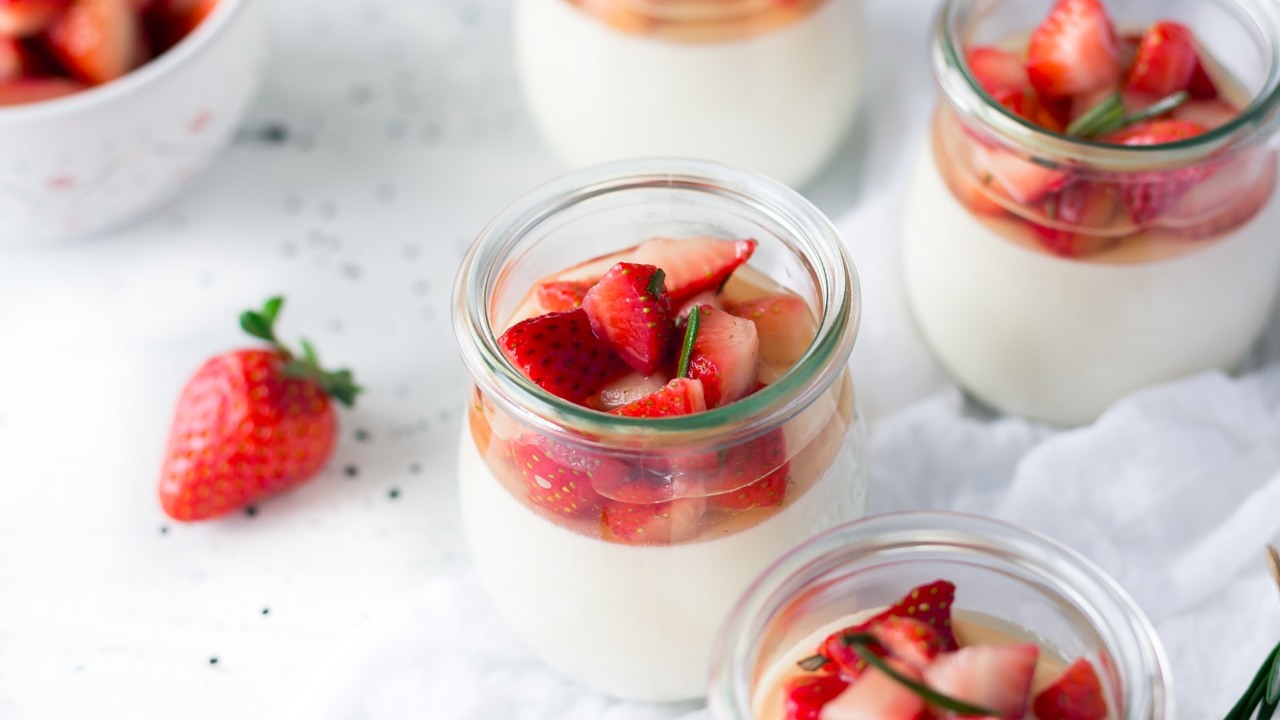 receta de postre cremoso de leche condensada con fresa