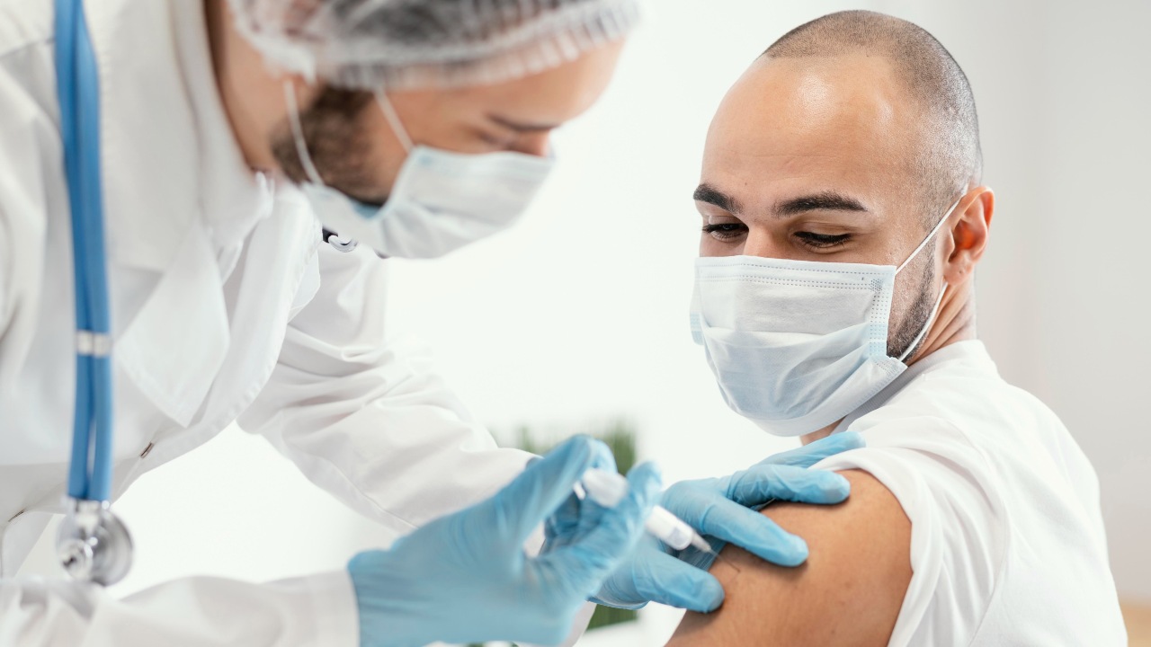 Vacunarte contra el COVID-19 en la manana podria tener mejor efecto investigación