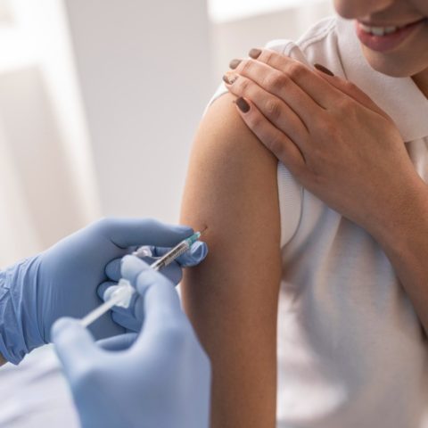 Vacunarte contra el COVID-19 en la manana podria tener mejores resultados