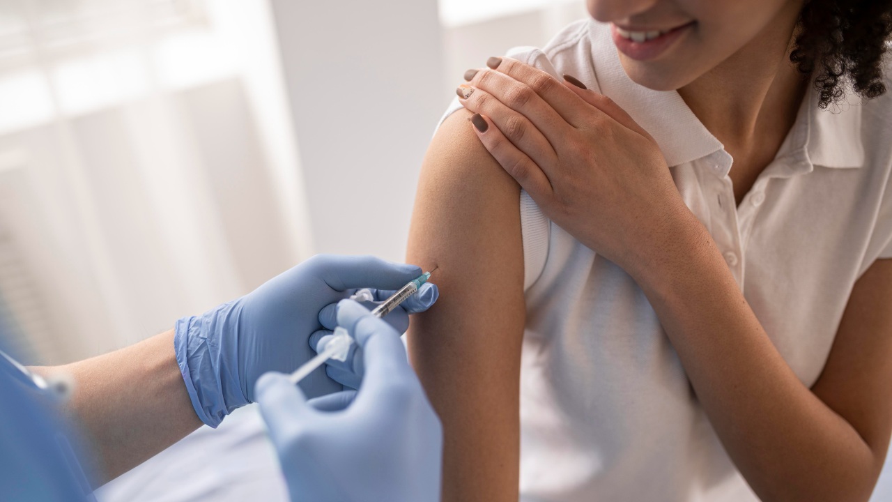 Vacunarte contra el COVID-19 en la manana podria tener mejores resultados