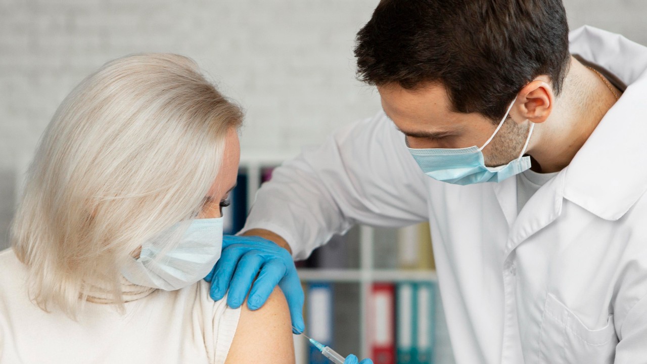 a que hora es mejor vacunarse contra covid-19