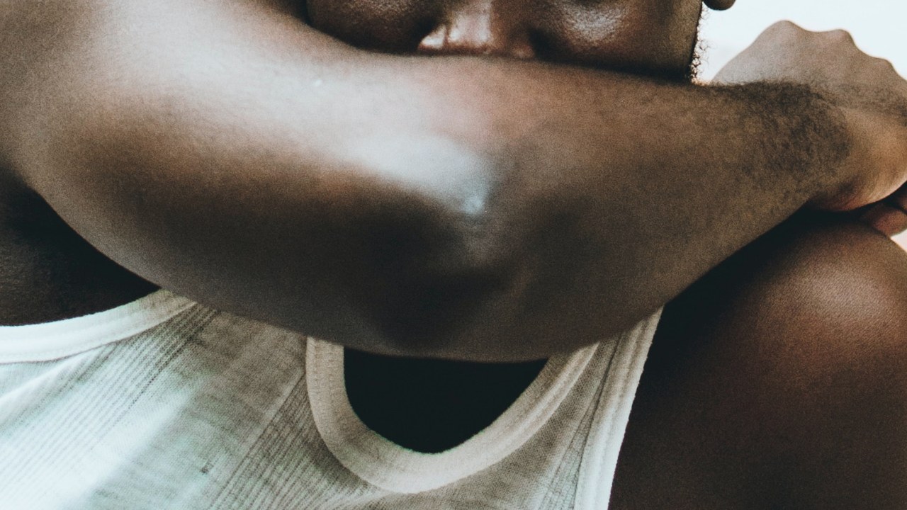 Tienes codos y rodillas negros 