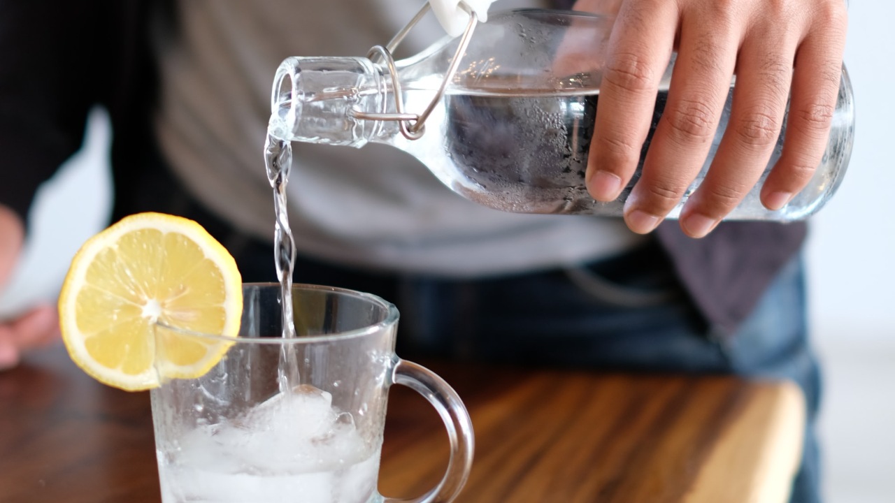 Beneficios de tomar agua mineral y consecuencias