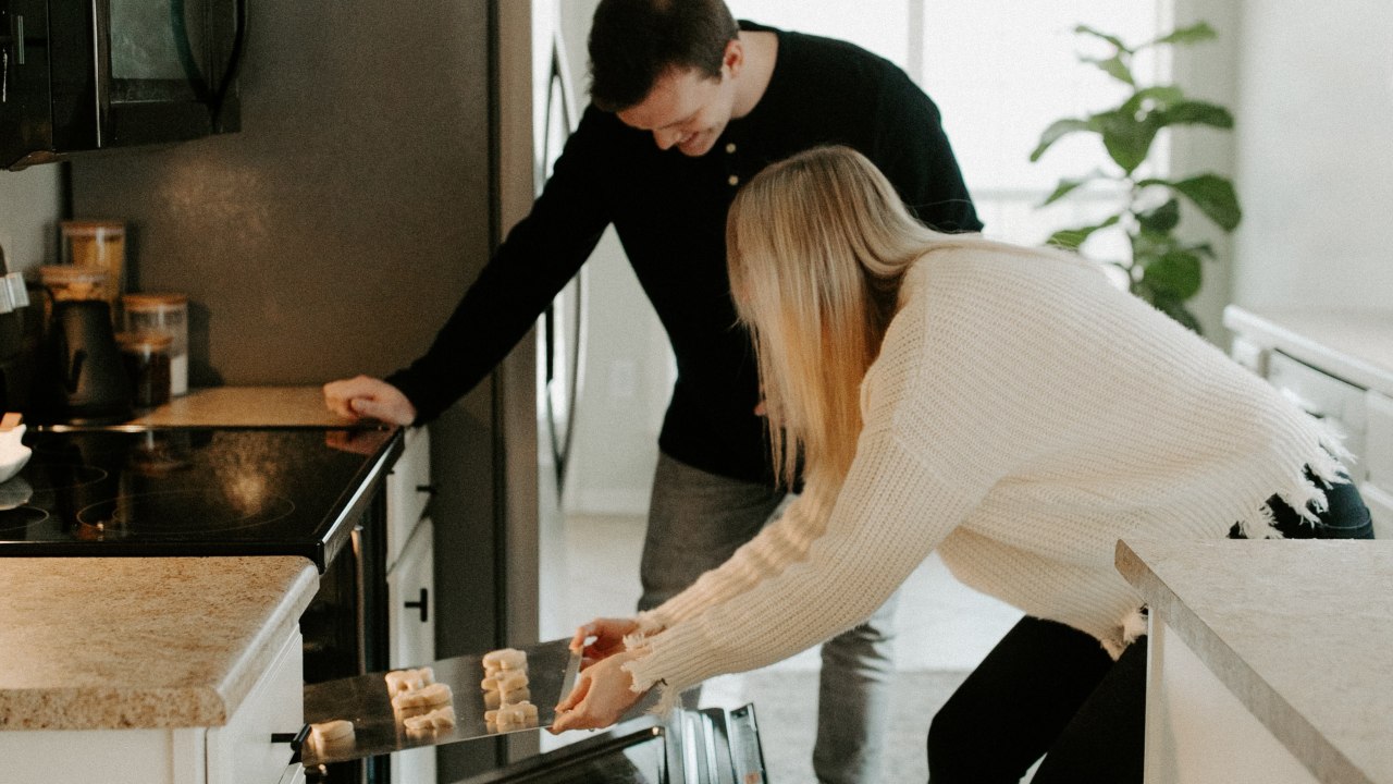 Esposos que cocinan no ayudan en la casa