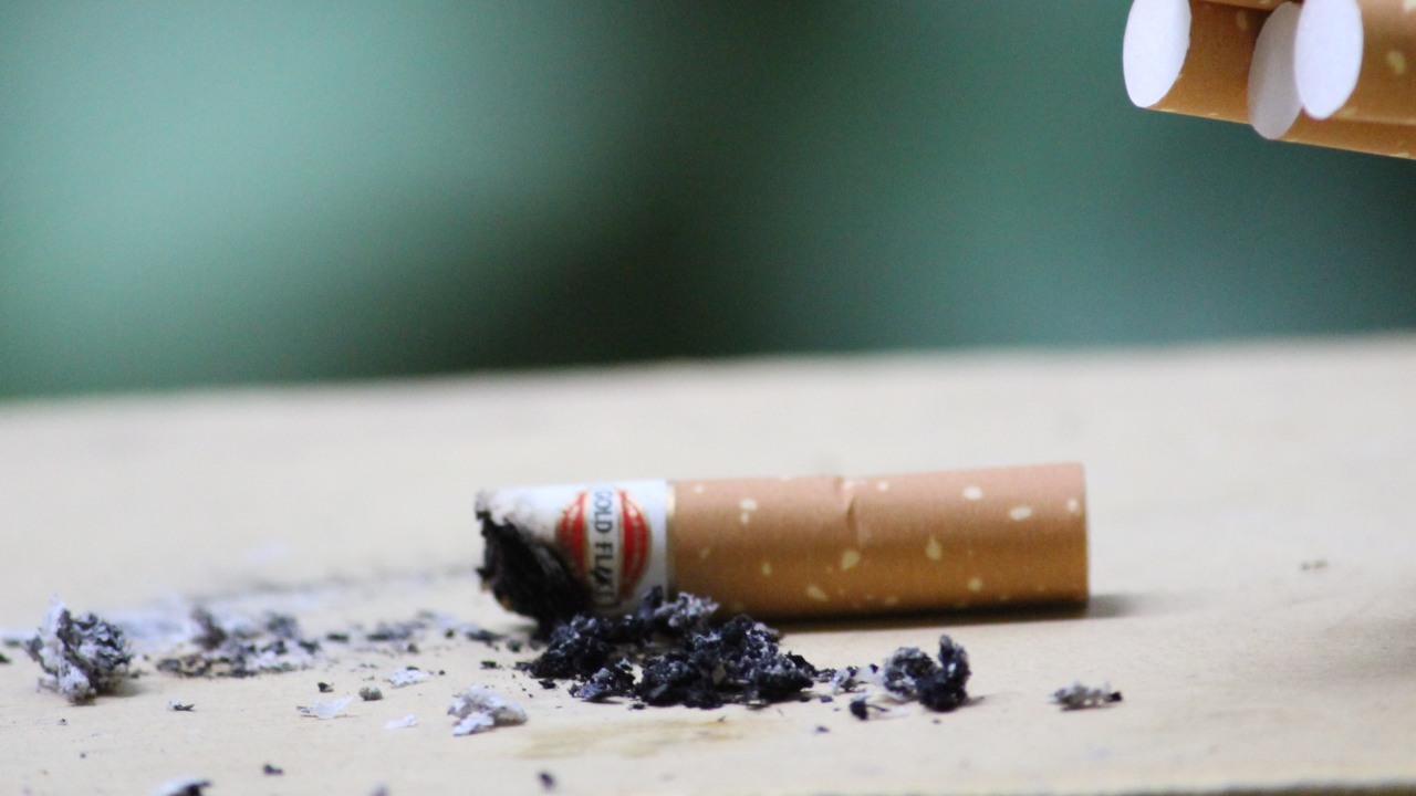 Vecino fuma mucho y se mete olor a tu casa