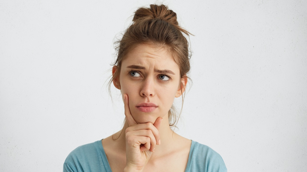 Duermes con el cabello amarrado caida de pelo