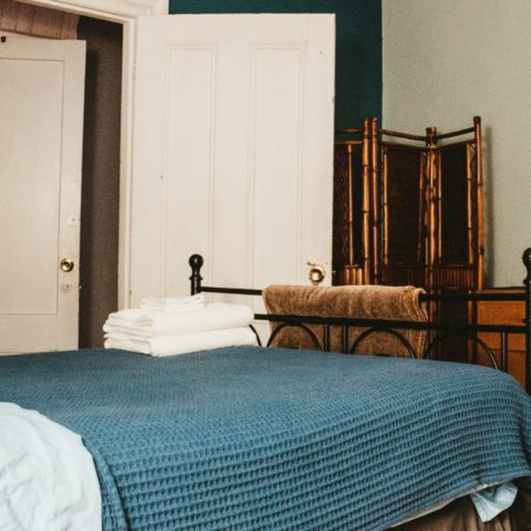 por qué dormir frente al espejo es malo