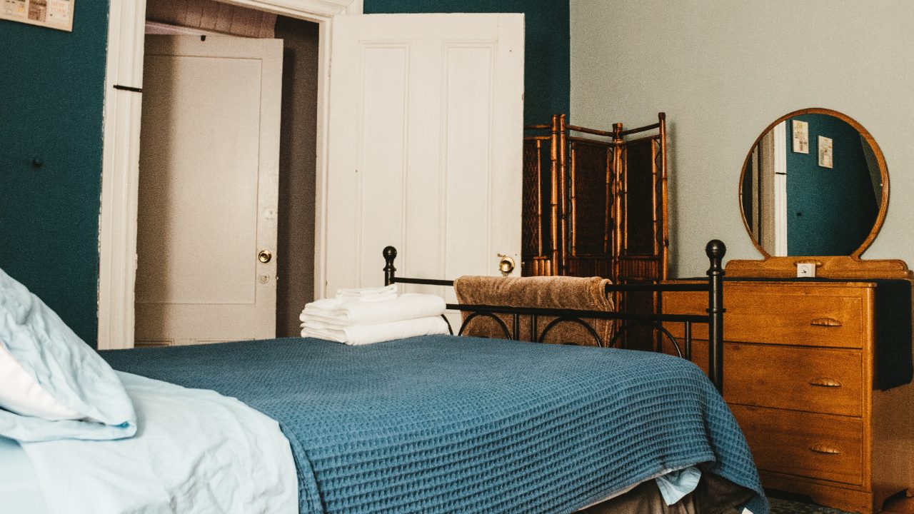 por qué dormir frente al espejo es malo