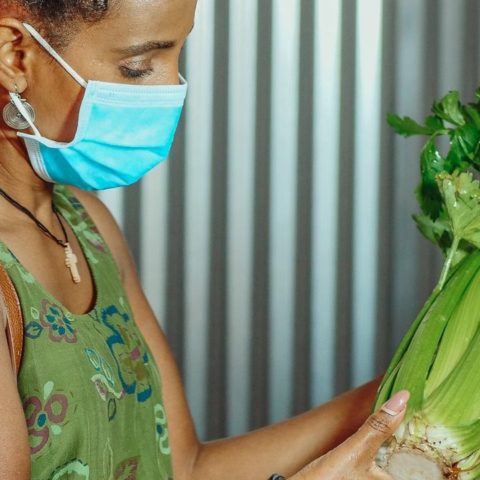 por qué comer hojas del apio, beneficios