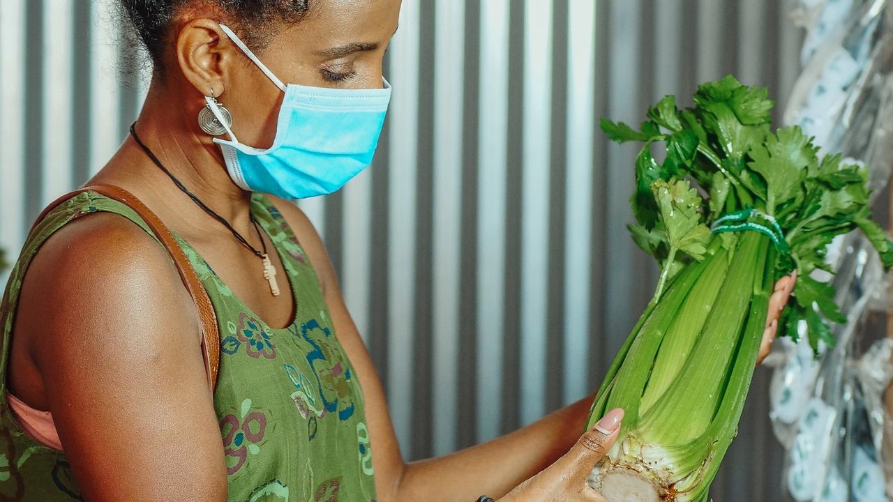 por qué comer hojas del apio, beneficios