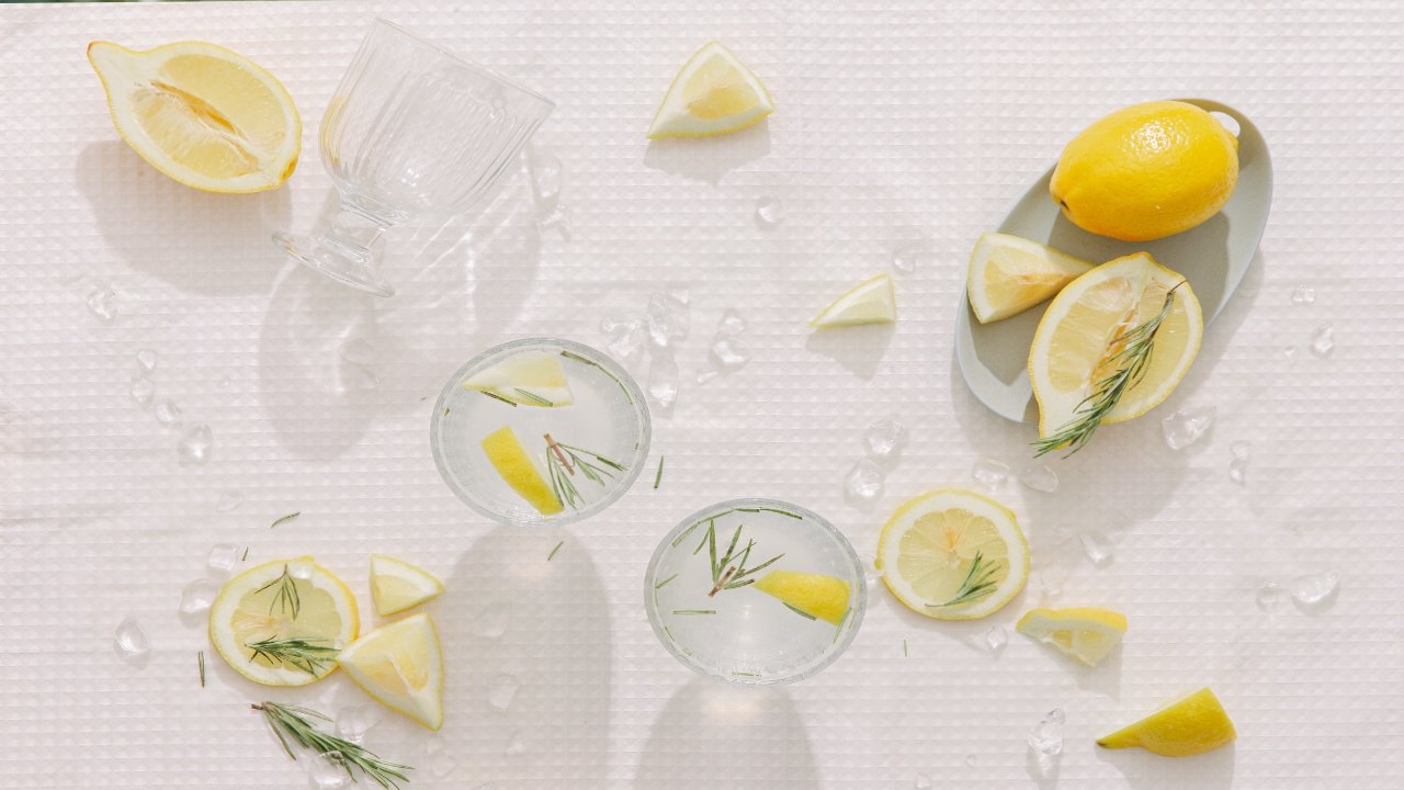 Beneficios de limpiar tus vidrios con romero