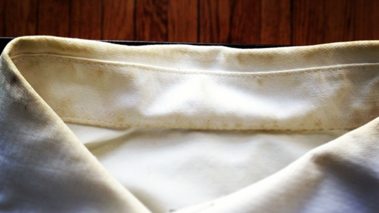 cómo desmanchar cuellos sucios de las camisas