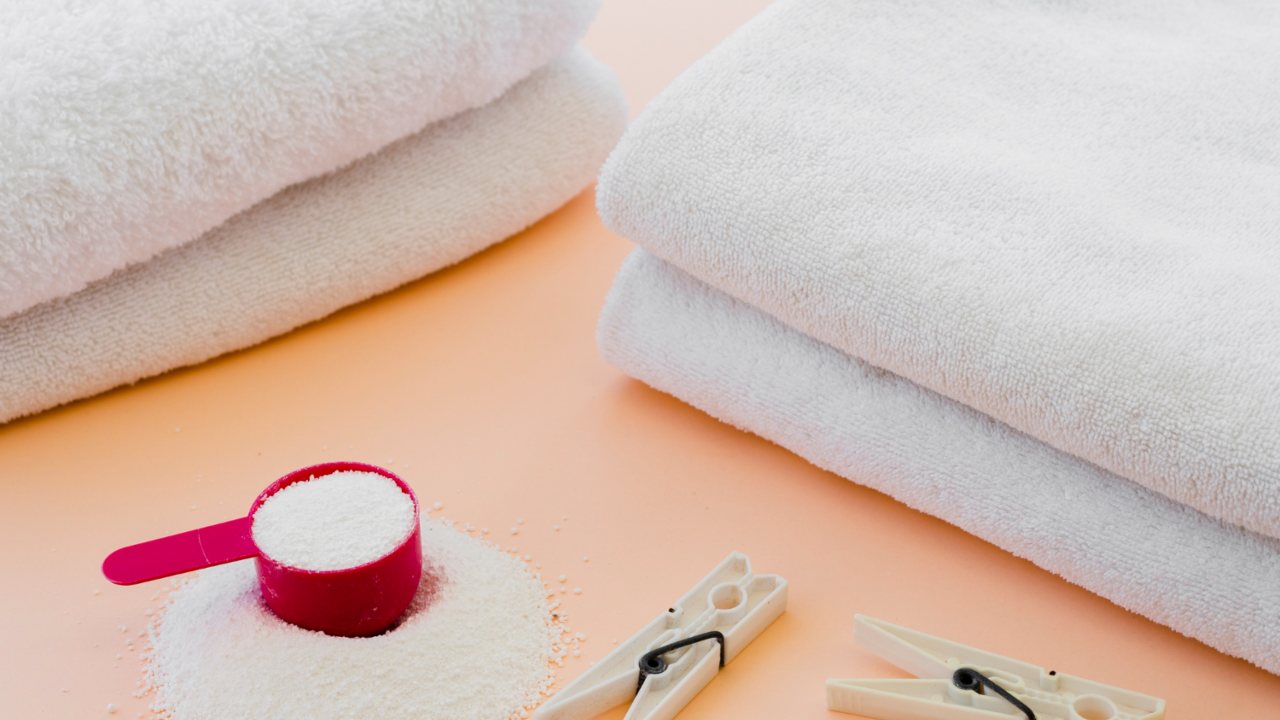 como evitar que tu ropa blanca se ponga amarilla con el tiempo