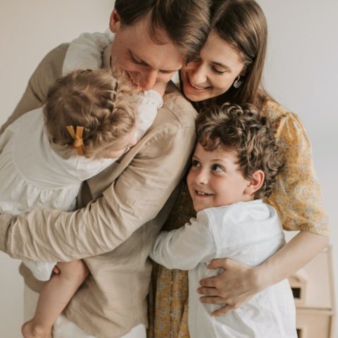 beneficia al cerebro dar 12 abrazos al día a tus hijos