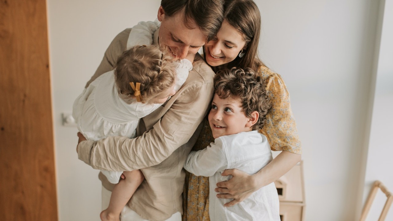 beneficia al cerebro dar 12 abrazos al día a tus hijos