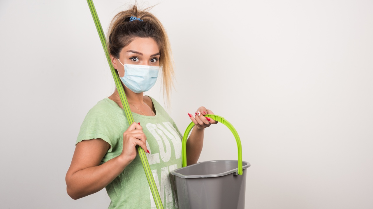 porque el piso huele a huevo después de trapear