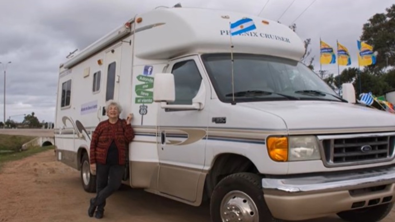 sara vallejo decidio viajar por el mundo abuelita