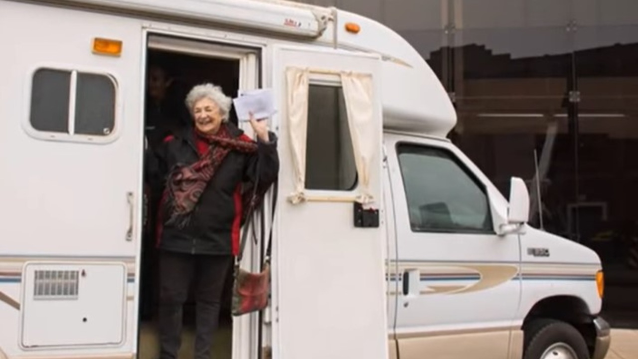 abuelita viajar por el mundo vendio todo