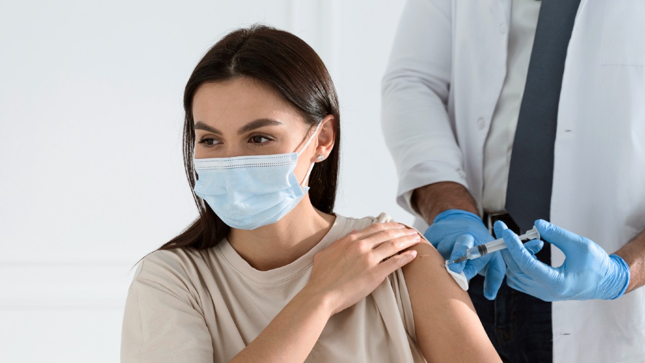 por qué duele el brazo después de la vacuna