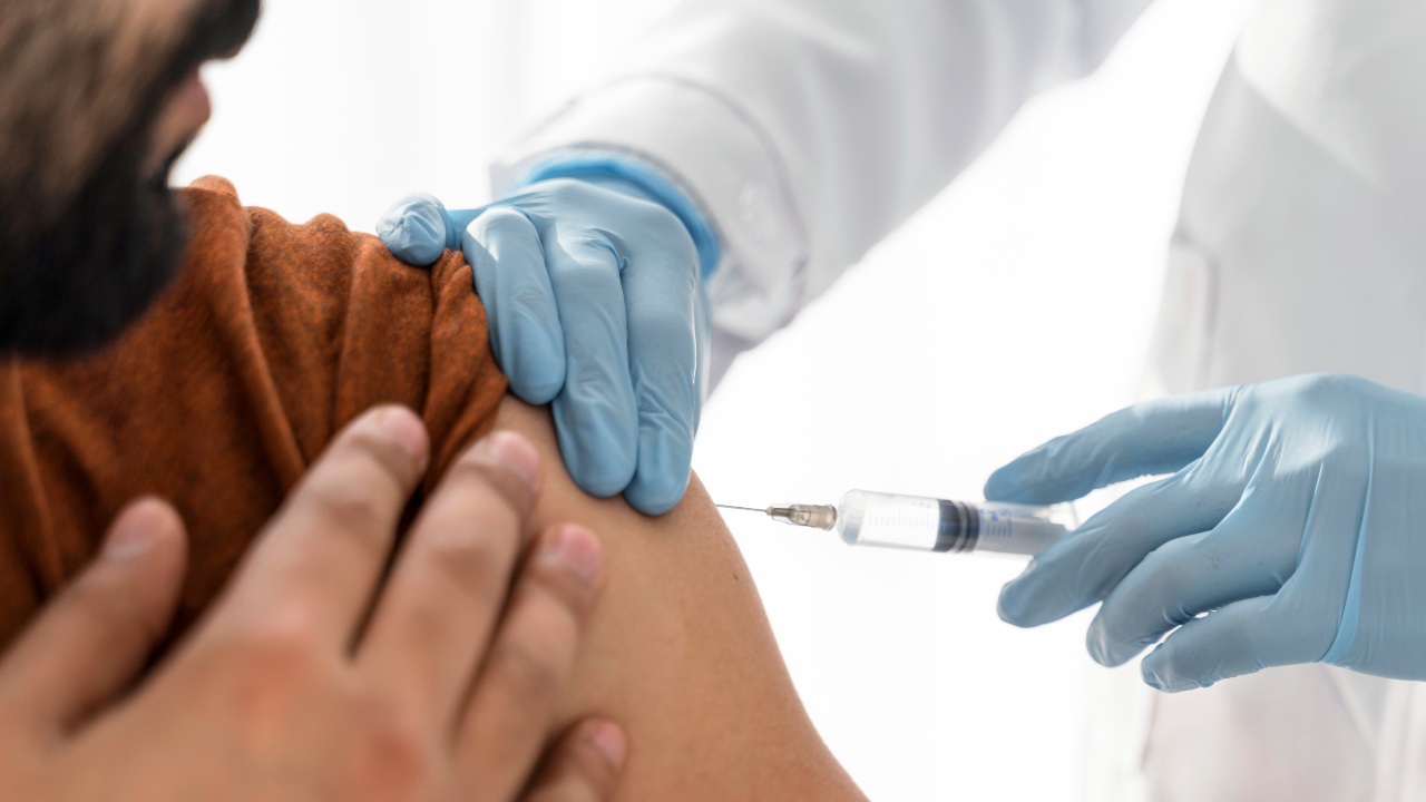 por qué duele el brazo después de vacunarse