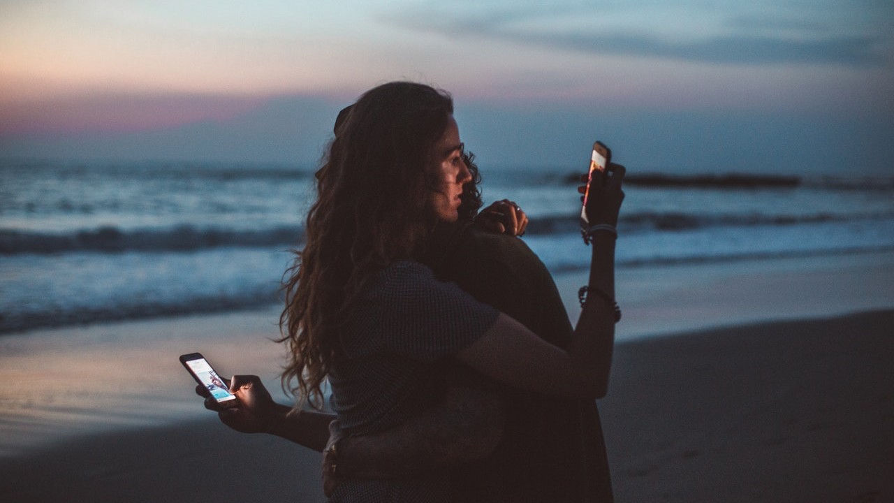 parejas realmente felices no comparten su amor en redes estudio