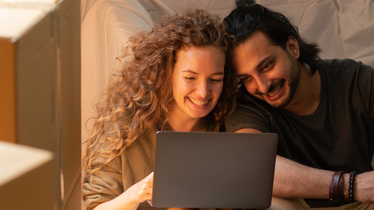 parejas realmente felices no comparten su amor razones