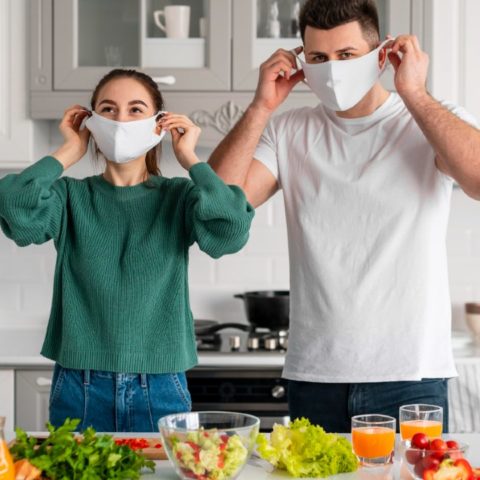 Que debo comer despues de recibir la vacuna contra COVID-19