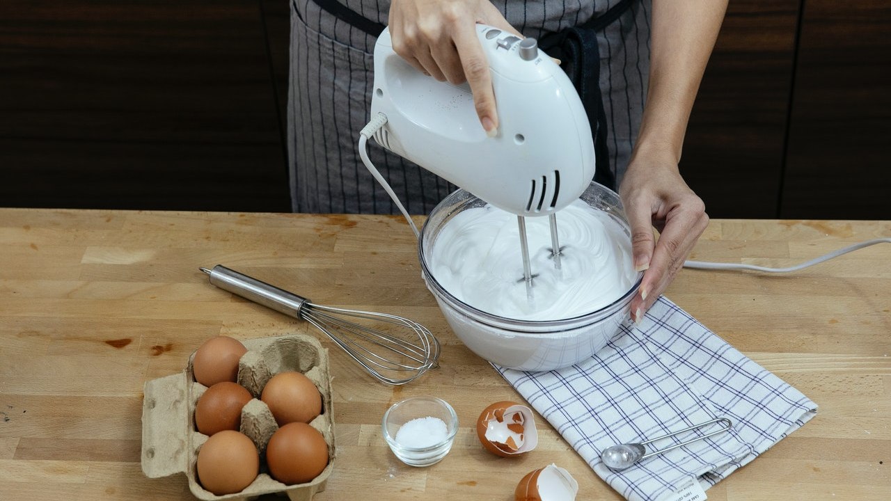 batir las claras de huevo a punto de nieve que significa como hacerlo