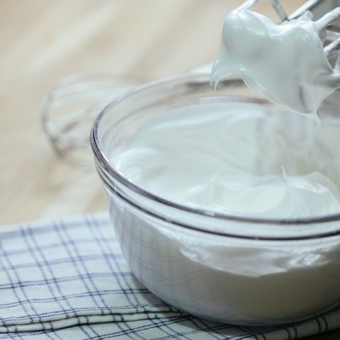 que significa montar claras de huevo a punto de nieve batir