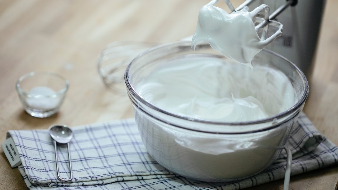 que significa montar claras de huevo a punto de nieve batir