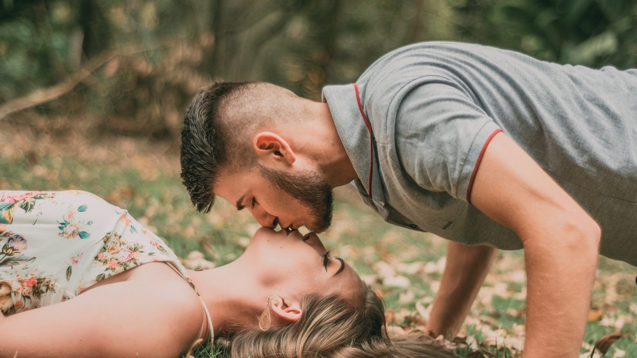 Ritual para enamorar a un hombre con un beso