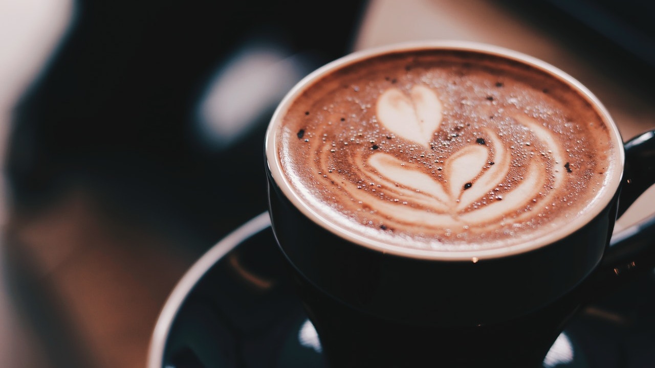 Tomar dos tazas de cafe al dia podria protegerte contra coronavirus