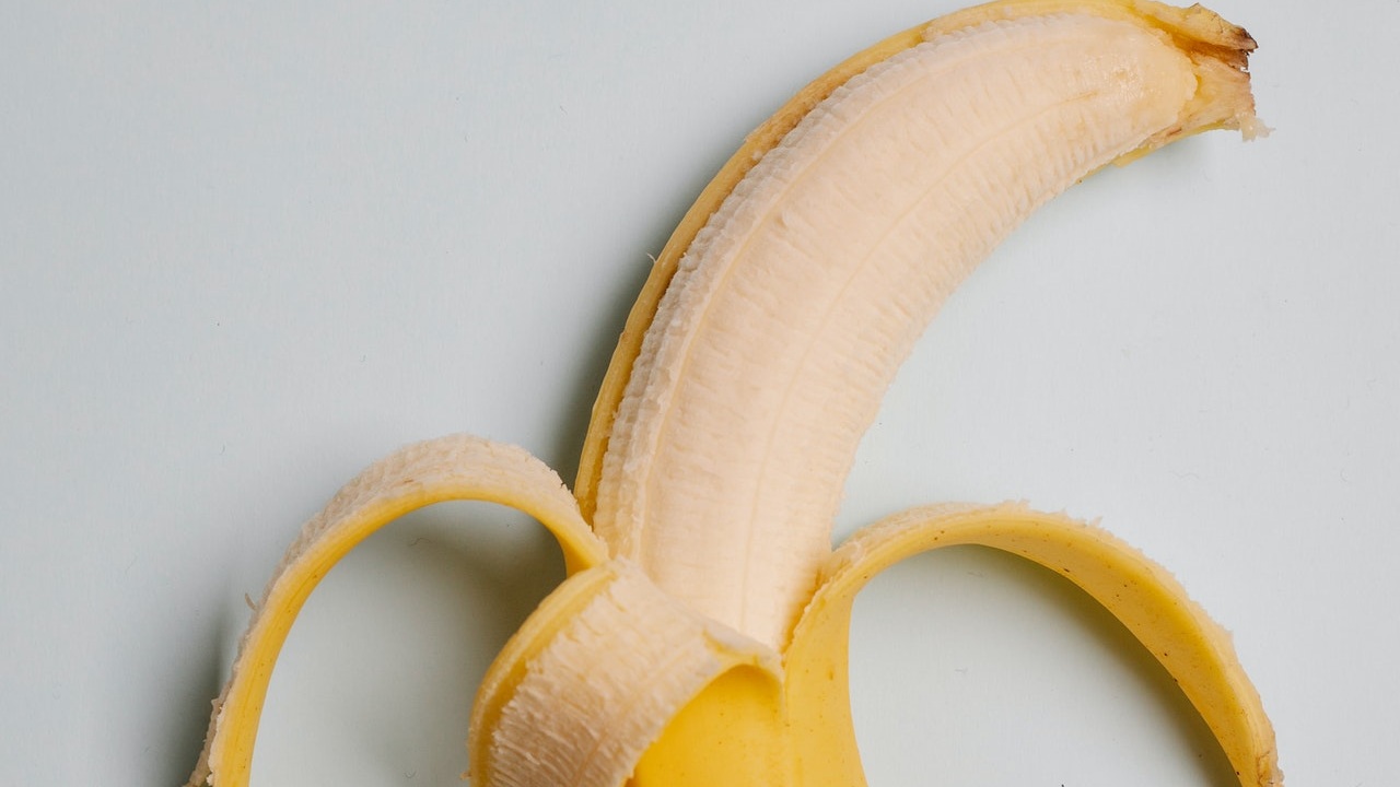 cáscara de plátano para moretones