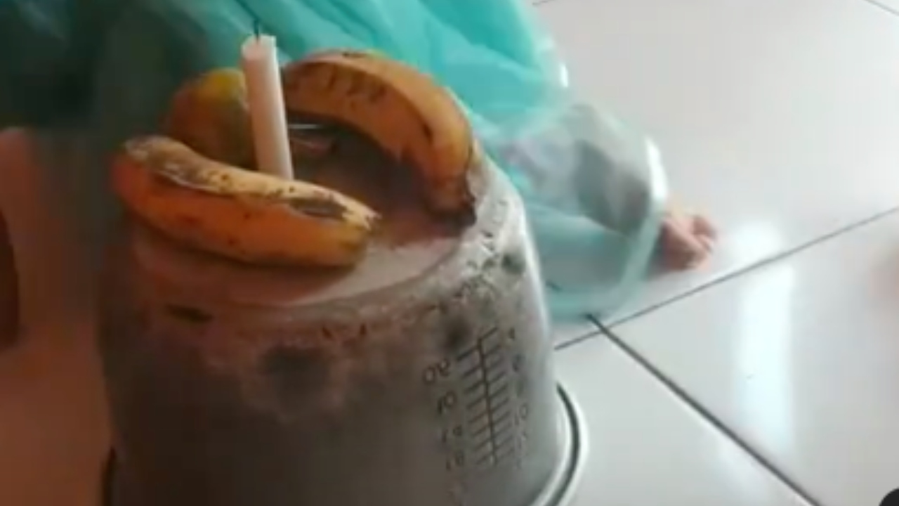 Así luce el pastel de la niña con 3 plátanos 