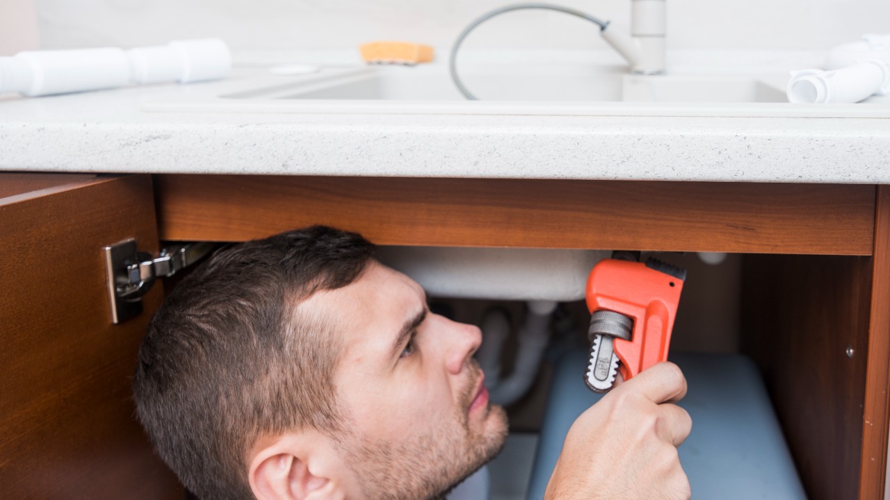 como aumentar la presion del agua en el grifo