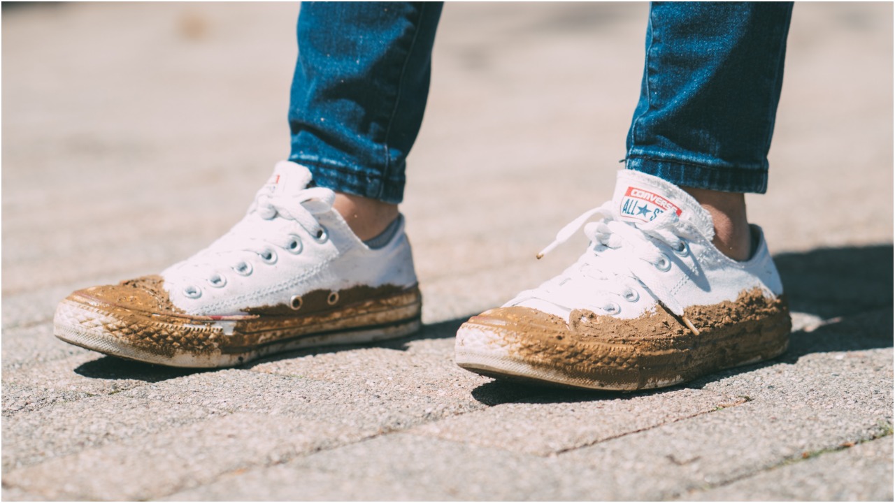 Cómo blanquear tenis blancos