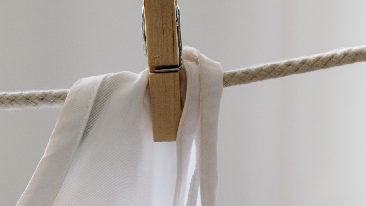 Cómo quitar manchas de grasa de la ropa blanca