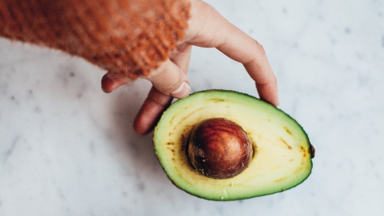 Cómo usar hueso de aguacate para quitar canas 