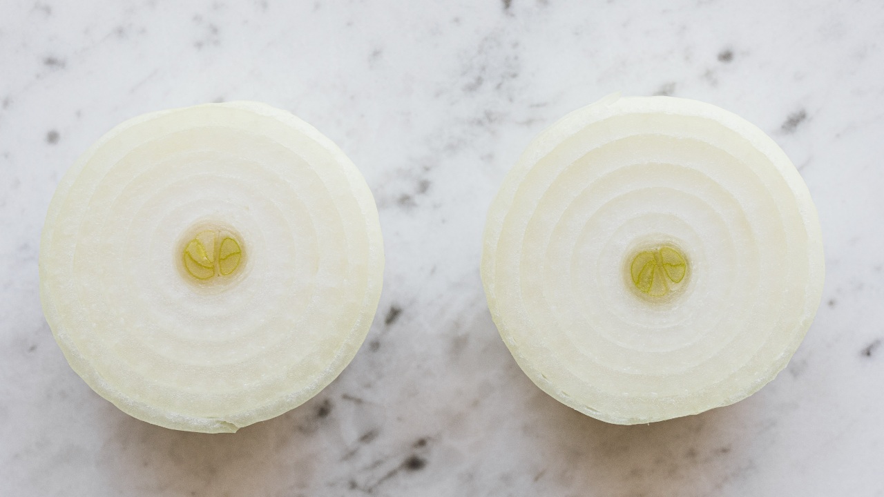 La forma de cortar la cebolla influye en su olor y sabor