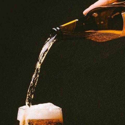 si la cerveza te inflama debes aprender a servirla correctamente