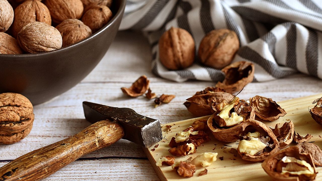 Aprende-a-pelar-nueces-fácil